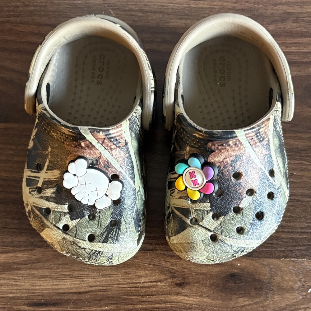 CROCS Kids Camo Sandals with Fun Charms